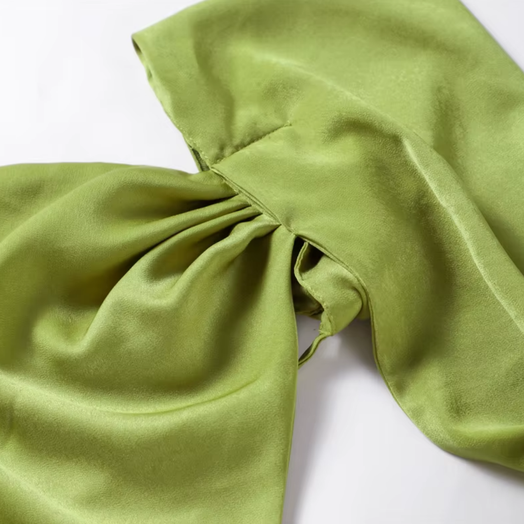 "Verde Élégance" – Satin-Maxikleid mit Cape-Detail