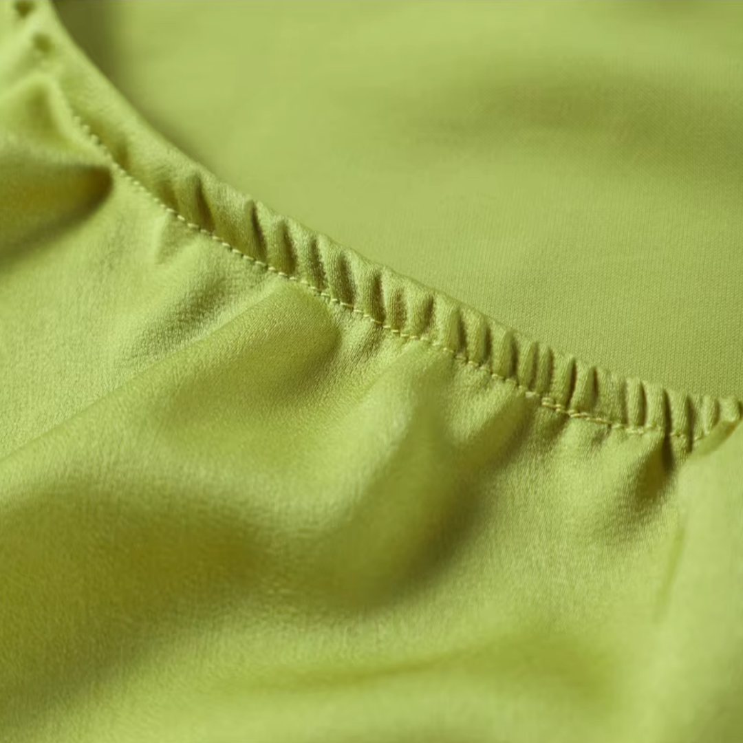 "Verde Élégance" – Satin-Maxikleid mit Cape-Detail