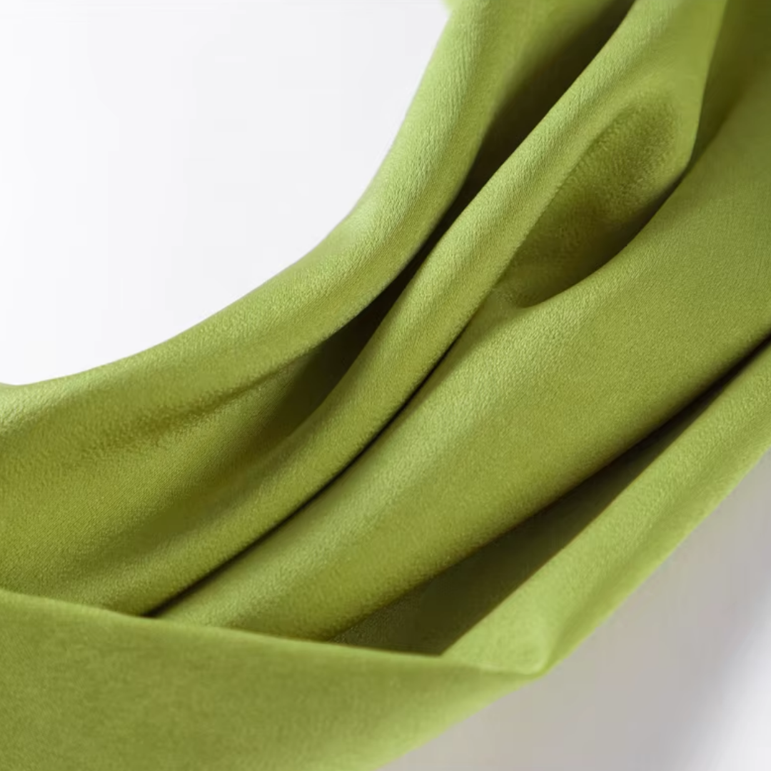 "Verde Élégance" – Satin-Maxikleid mit Cape-Detail