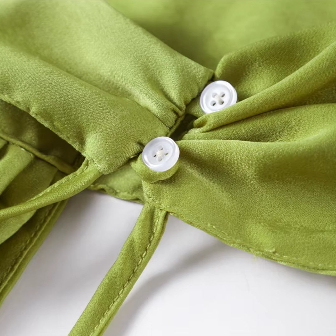 "Verde Élégance" – Satin-Maxikleid mit Cape-Detail