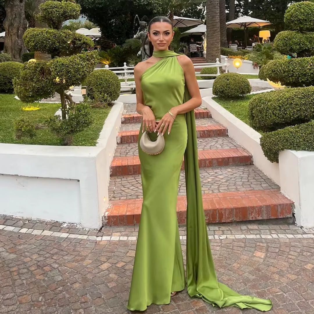 "Verde Élégance" – Satin-Maxikleid mit Cape-Detail
