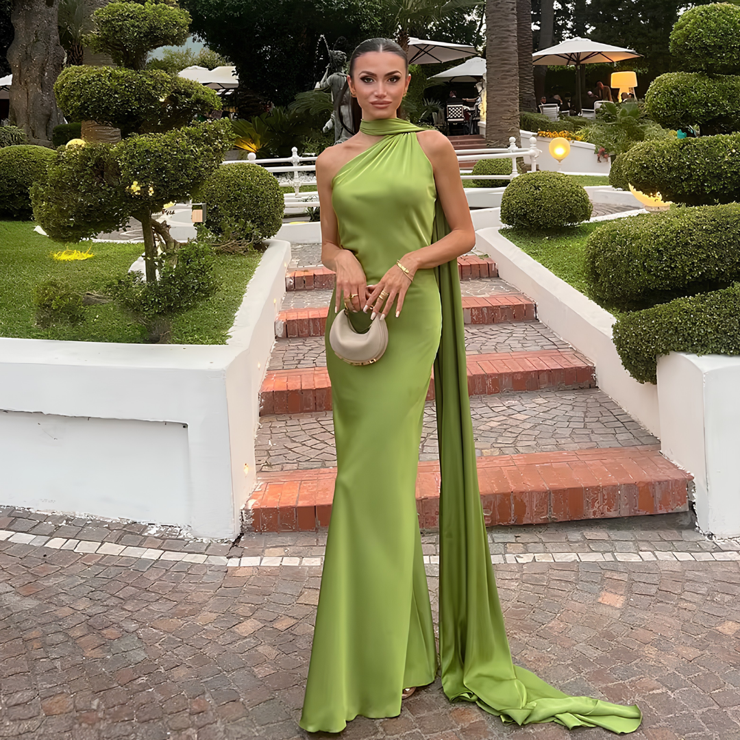 "Verde Élégance" – Satin-Maxikleid mit Cape-Detail