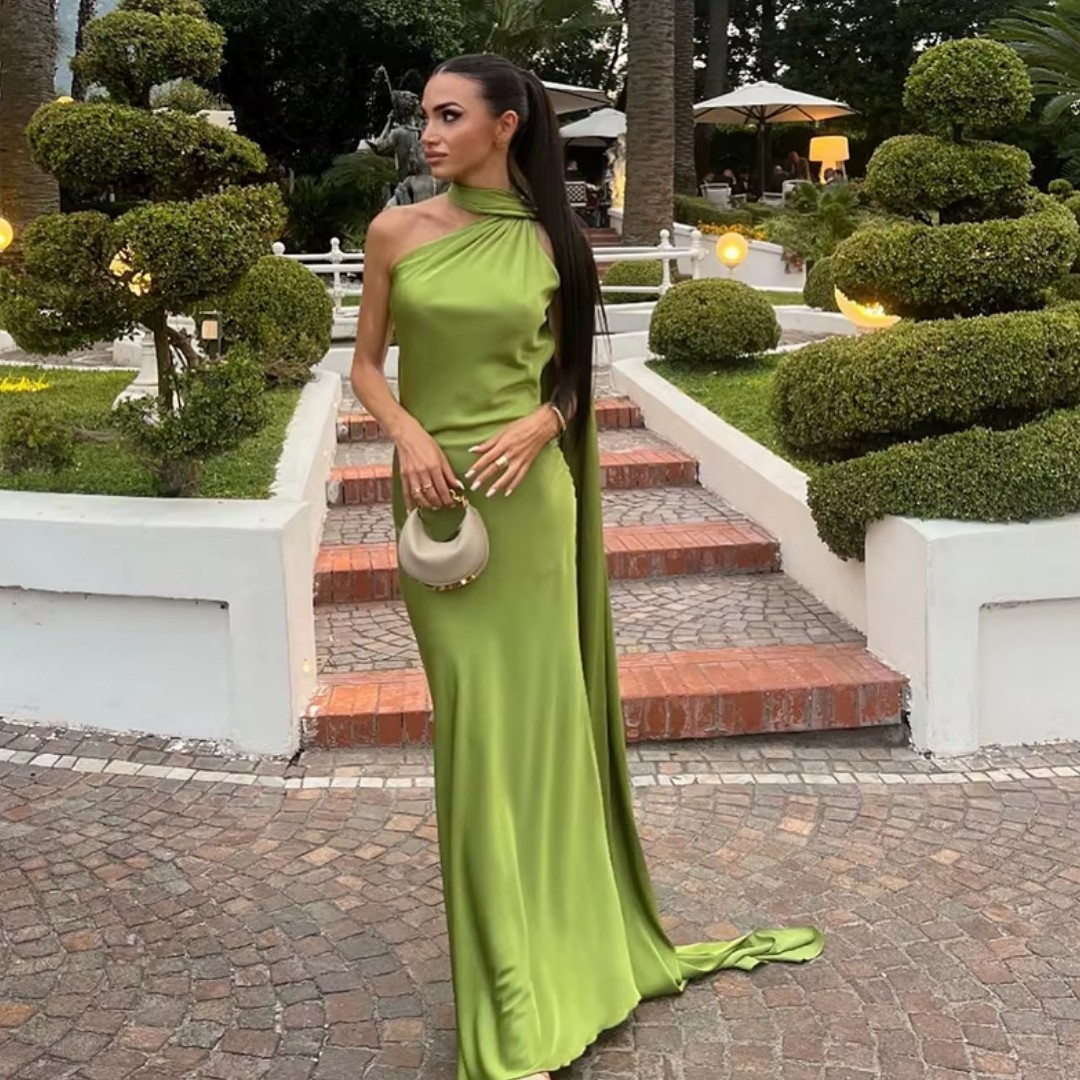 "Verde Élégance" – Satin-Maxikleid mit Cape-Detail