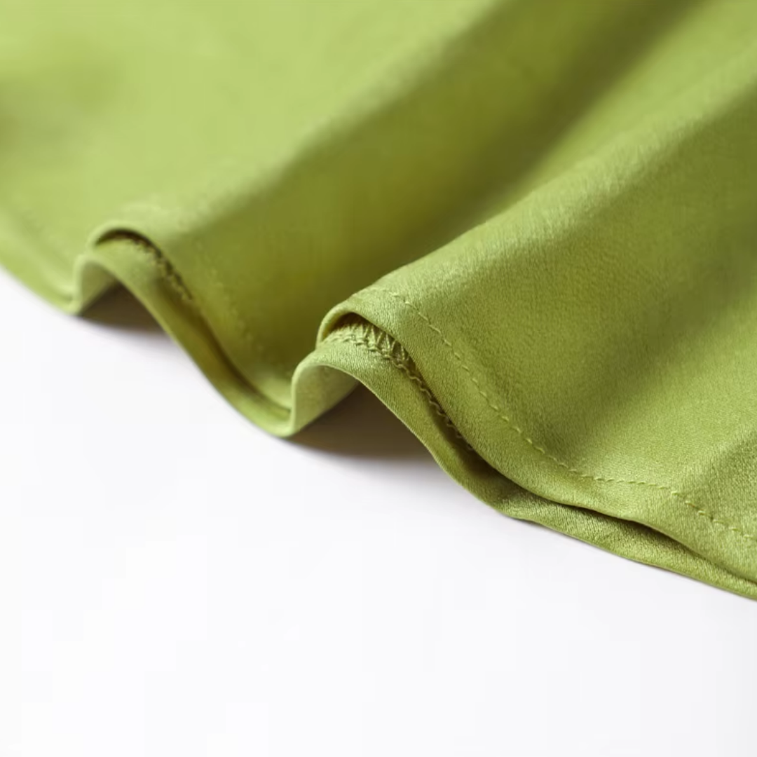 "Verde Élégance" – Satin-Maxikleid mit Cape-Detail