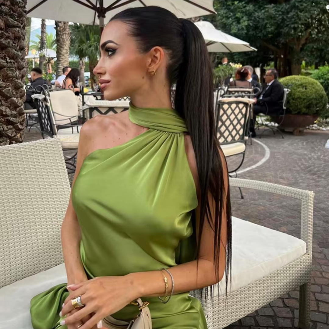 "Verde Élégance" – Satin-Maxikleid mit Cape-Detail