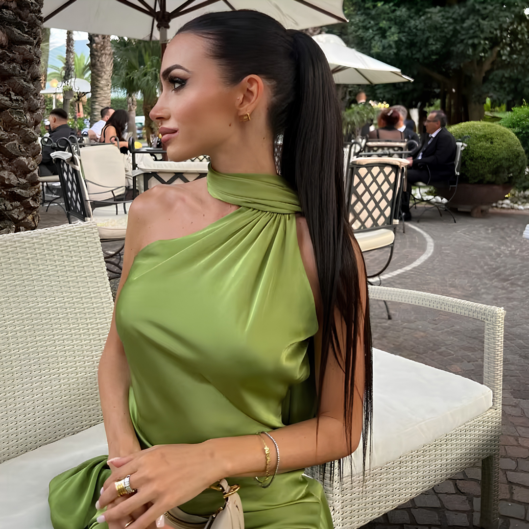 "Verde Élégance" – Satin-Maxikleid mit Cape-Detail