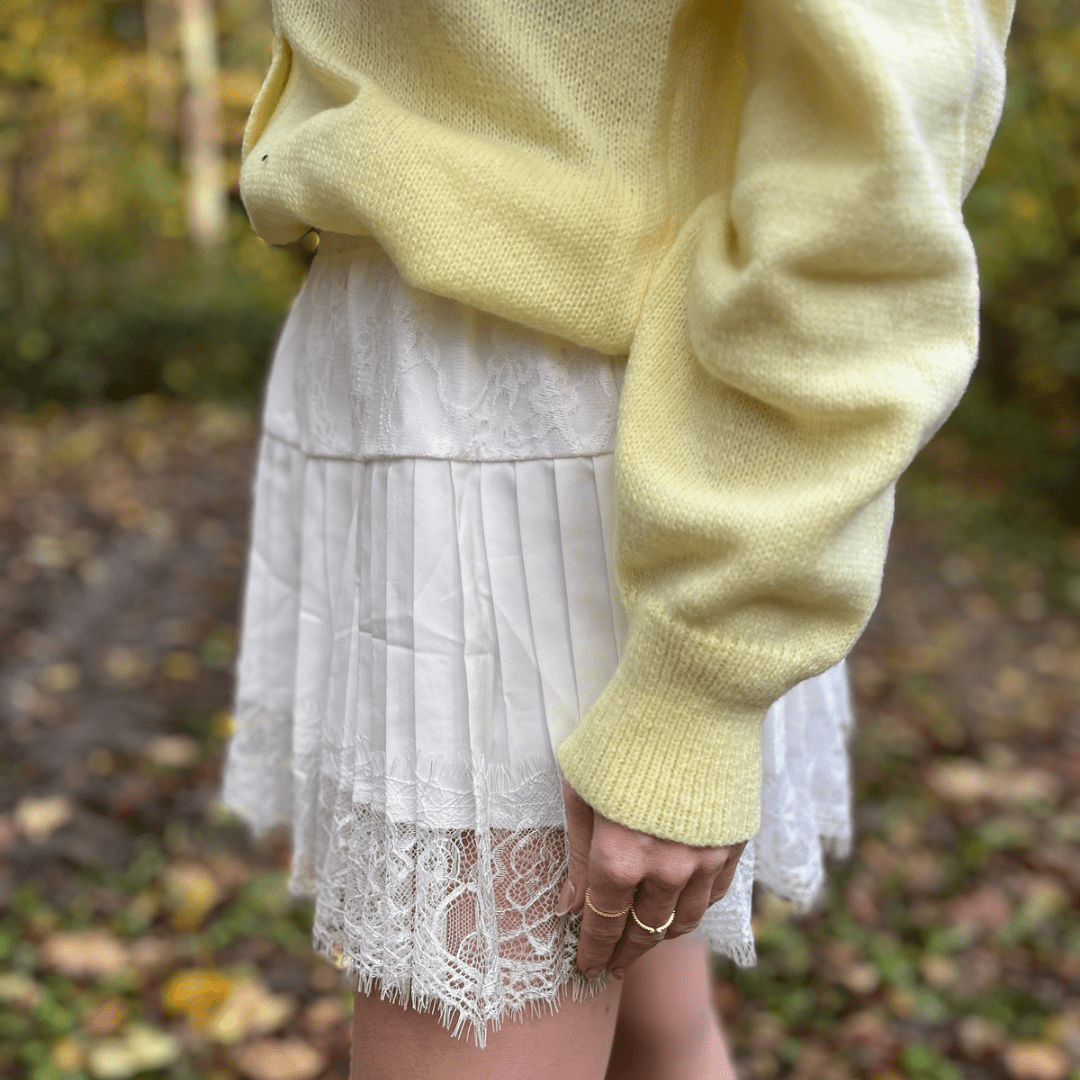 "Amélie Lace" Pleated Mini Skirt - Plissérock mit Spitze - The Femme Club