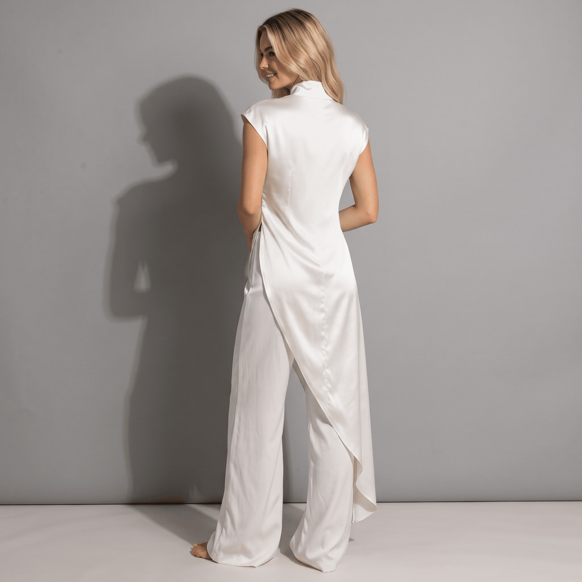 Asymmetrisches Satin-Longtop "White" - Oberteile - The Femme Club