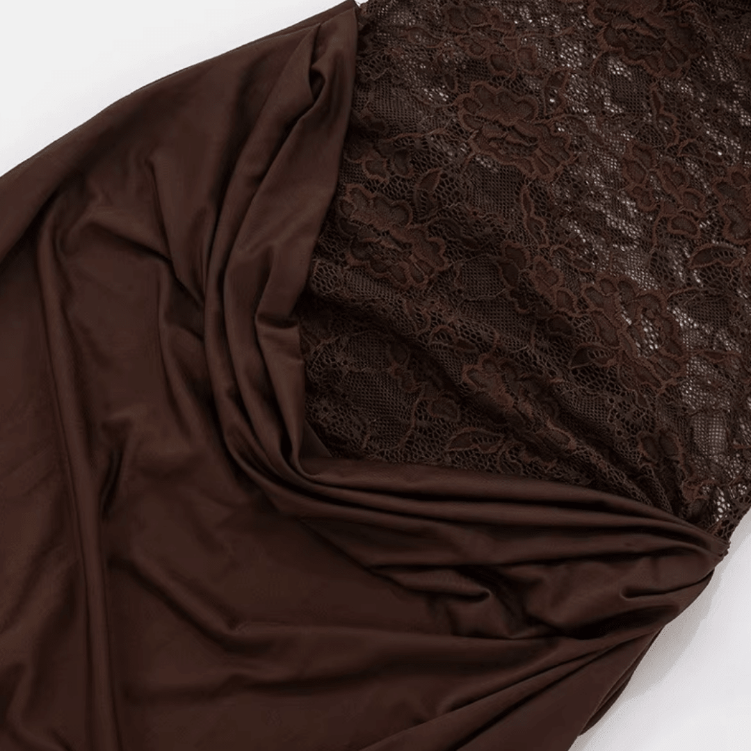 "Femme Luxe" – Braunes Spitzen-Maxikleid - Maxikleid - The Femme Club