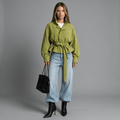 „Olive Affair“ Olivgrüne Kurzjacke mit Bindegürtel - Damenjacke - The Femme Club