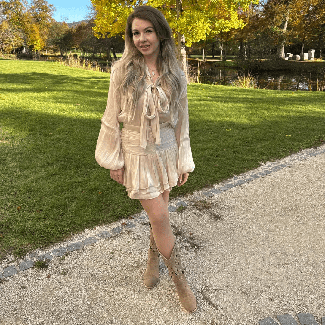 Seraphina Silk Glow Dress - Minikleid mit Schleife - The Femme Club