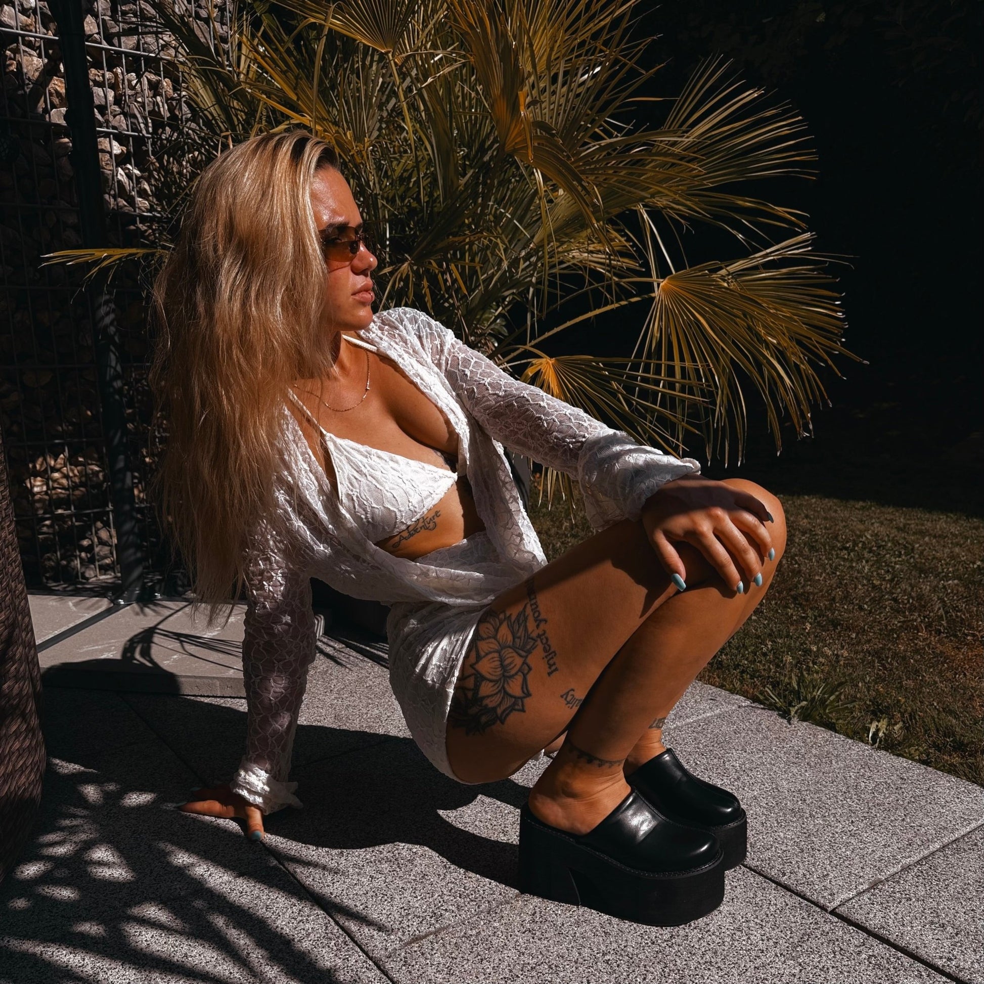 "Sirène" Aura Playsuit - Luxuriöser Lace Beach Romper - The Femme Club