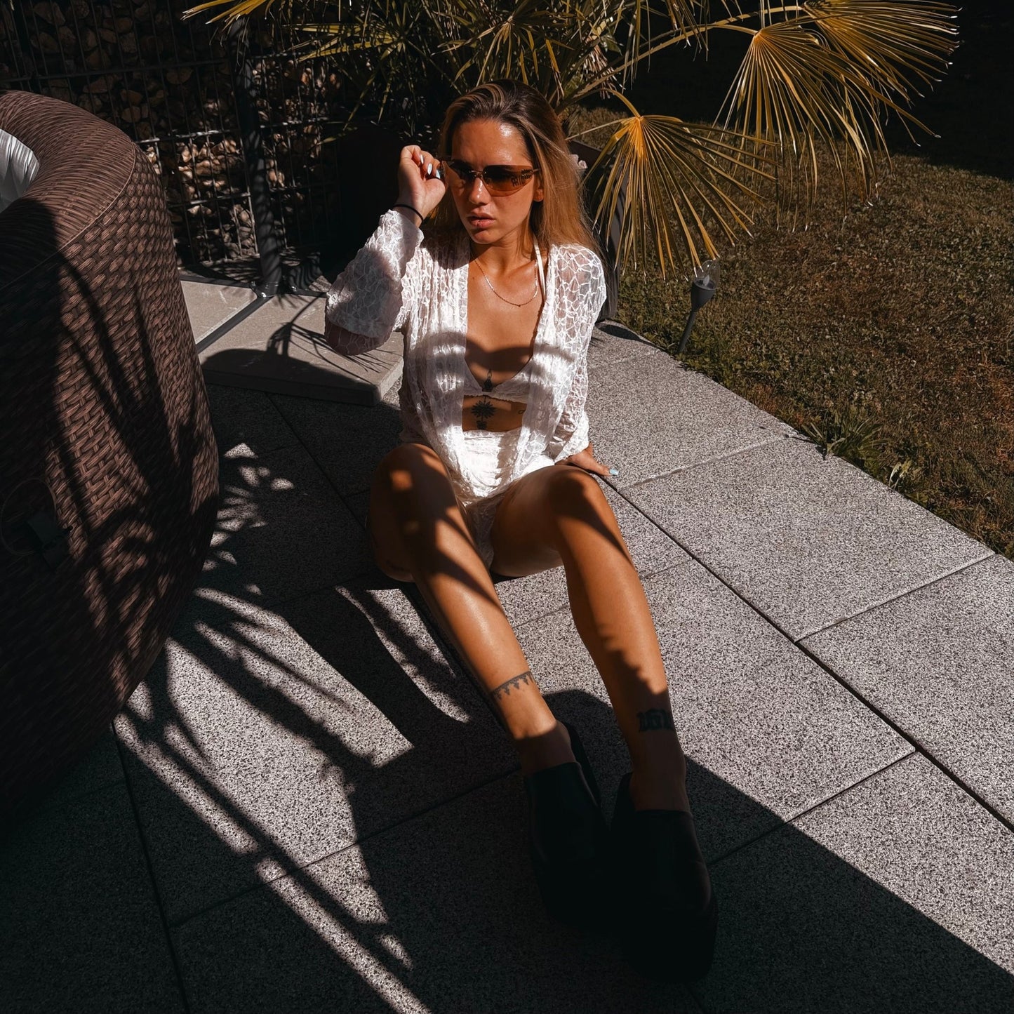 "Sirène" Aura Playsuit - Luxuriöser Lace Beach Romper - The Femme Club