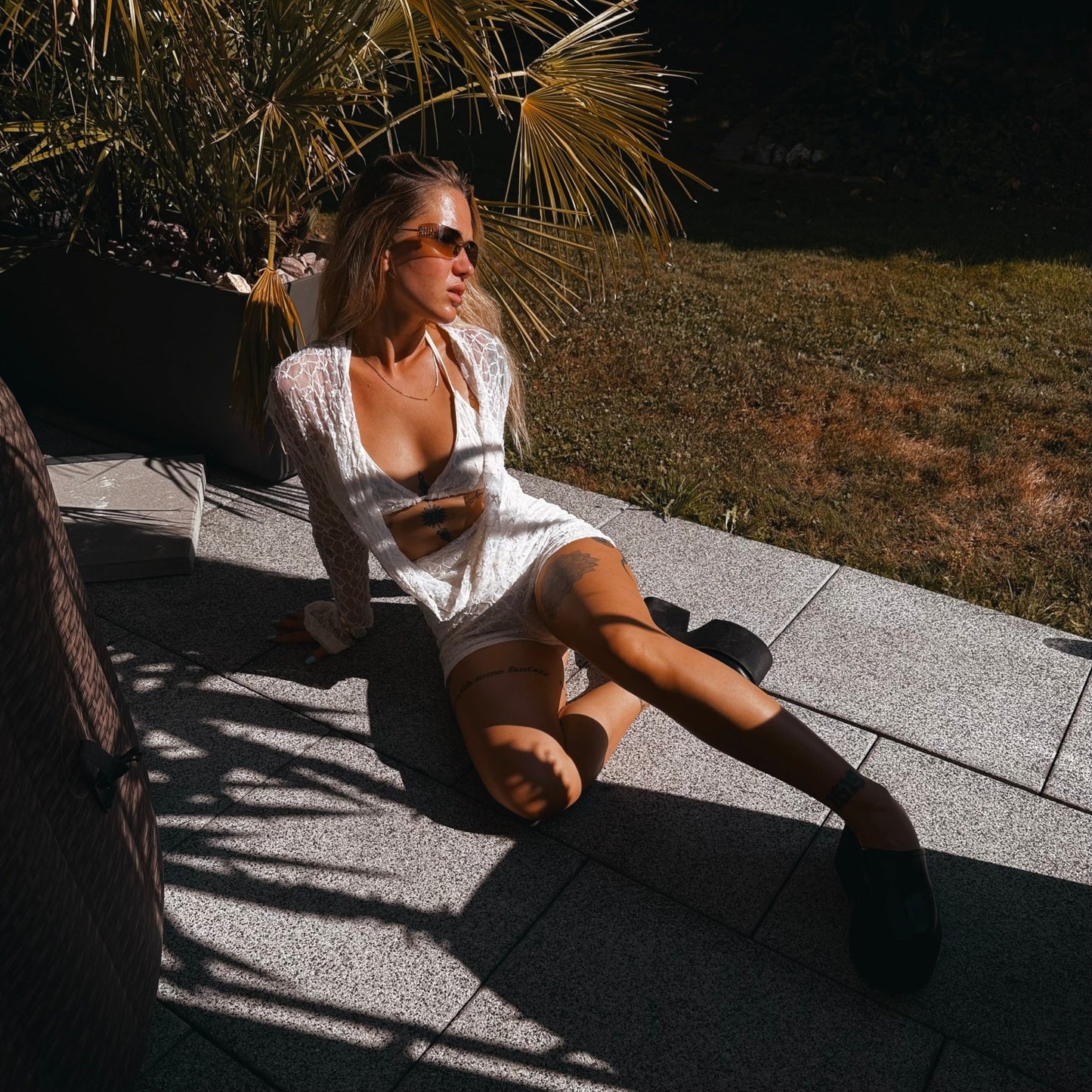 "Sirène" Aura Playsuit - Luxuriöser Lace Beach Romper - The Femme Club