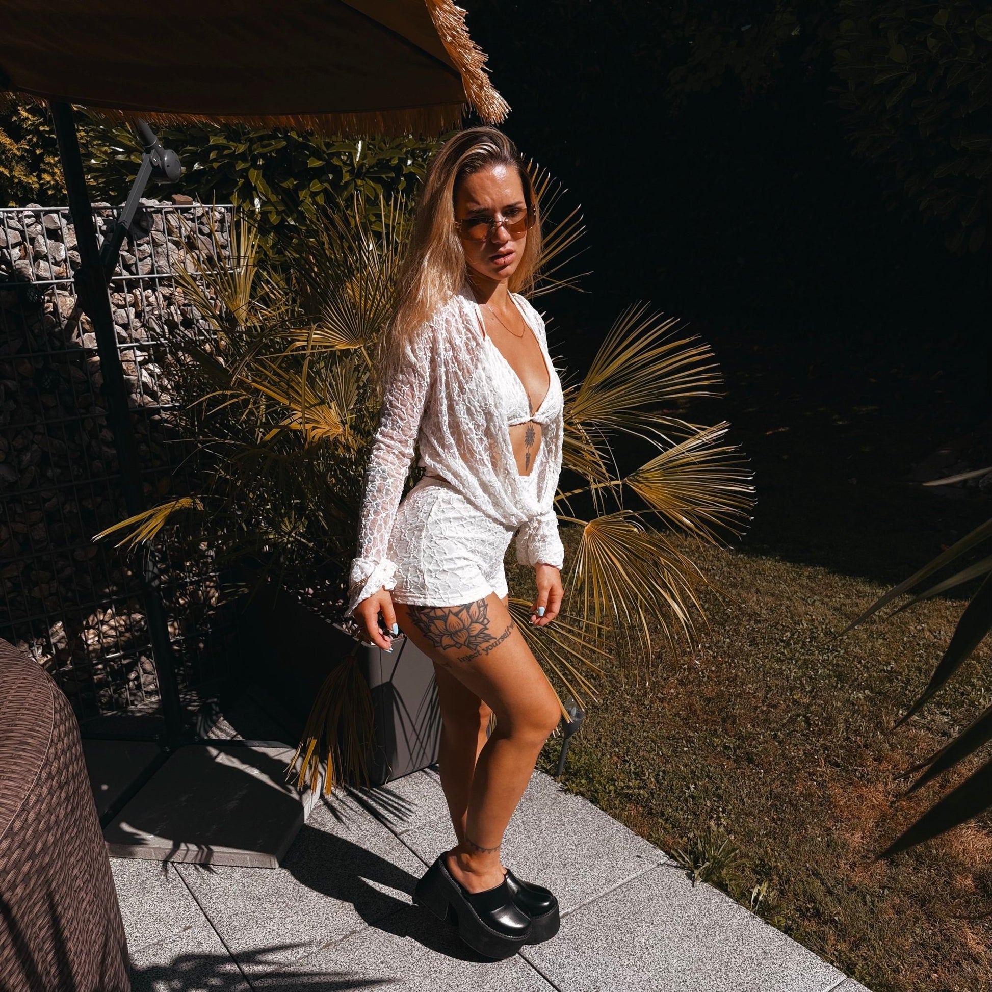 "Sirène" Aura Playsuit - Luxuriöser Lace Beach Romper - The Femme Club