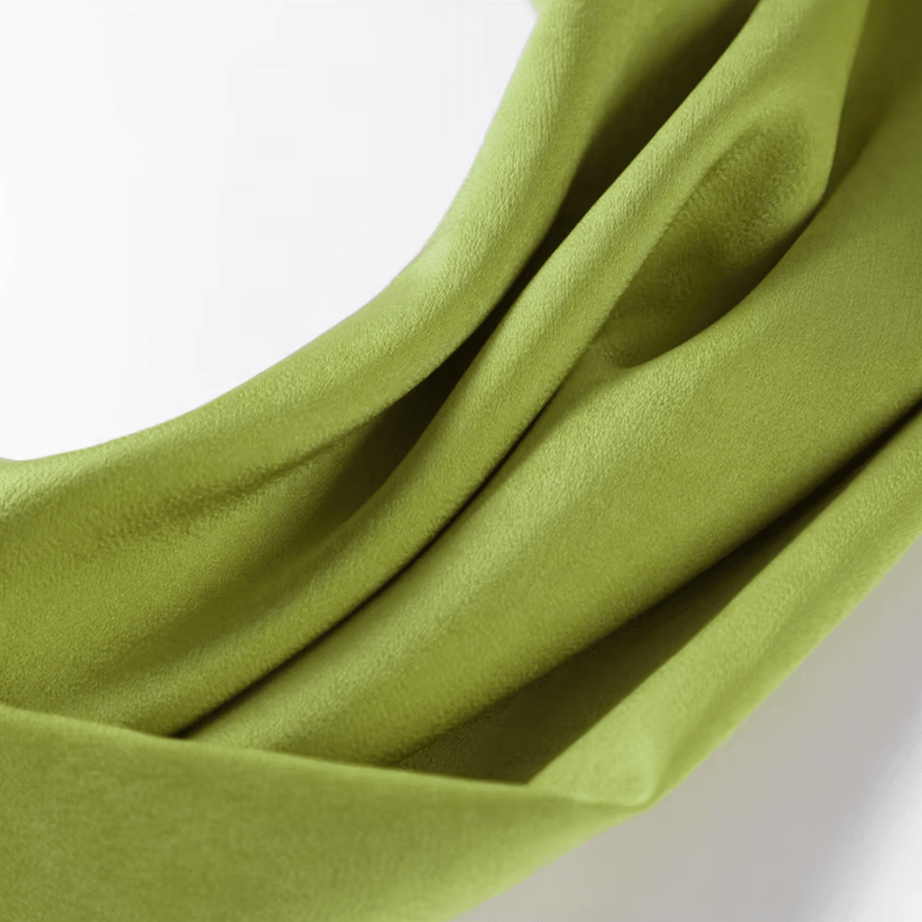 "Verde Élégance" – Satin-Maxikleid mit Cape-Detail - Maxikleid - The Femme Club