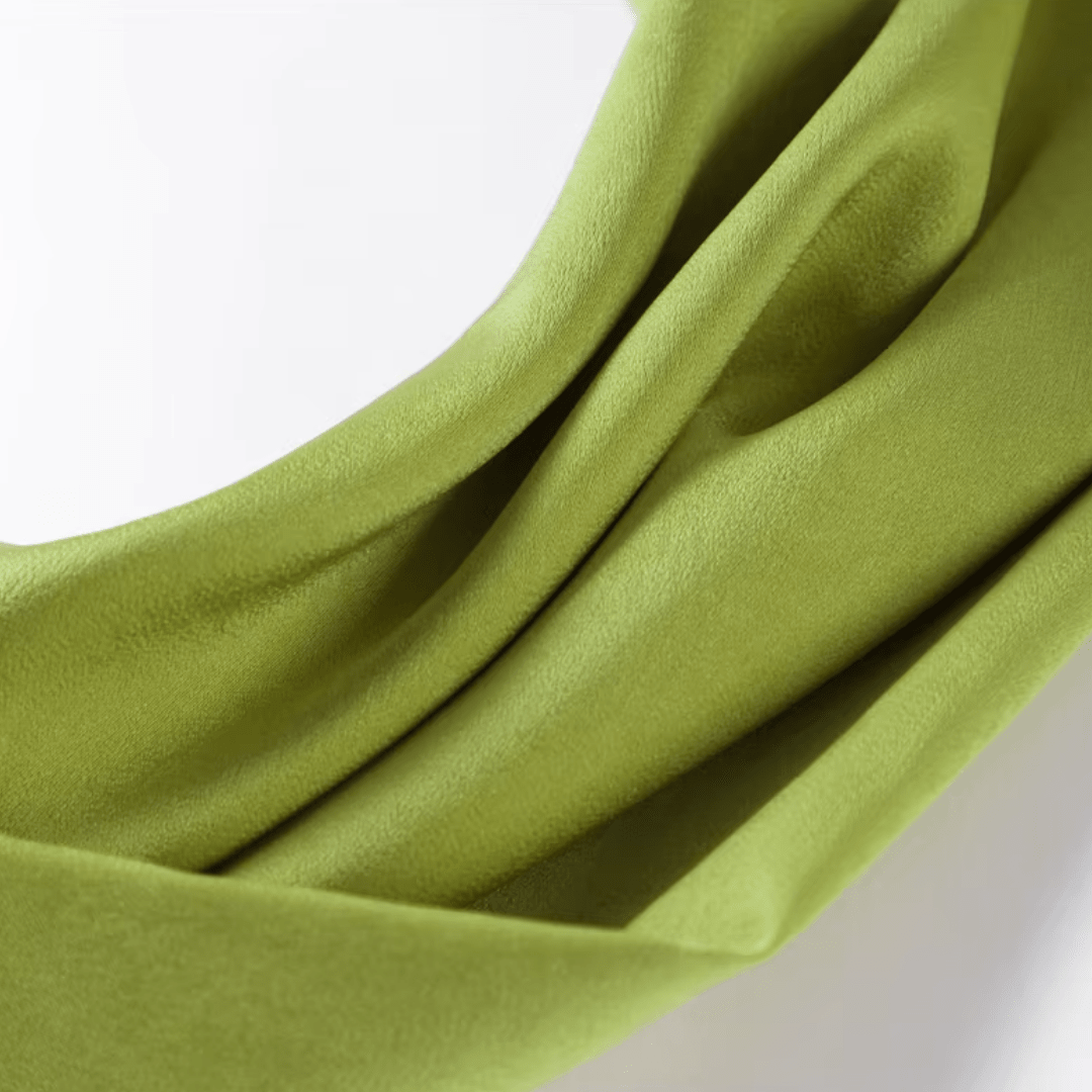 "Verde Élégance" – Satin-Maxikleid mit Cape-Detail - Maxikleid - The Femme Club