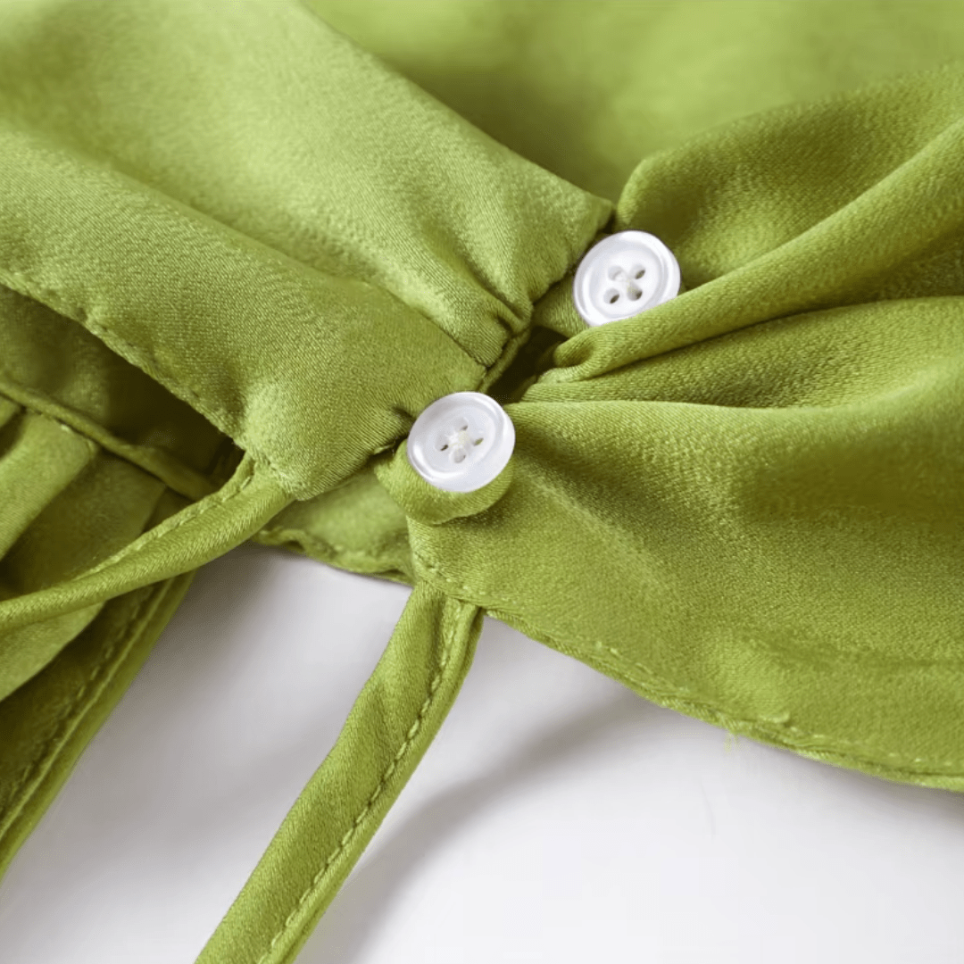 "Verde Élégance" – Satin-Maxikleid mit Cape-Detail - Maxikleid - The Femme Club