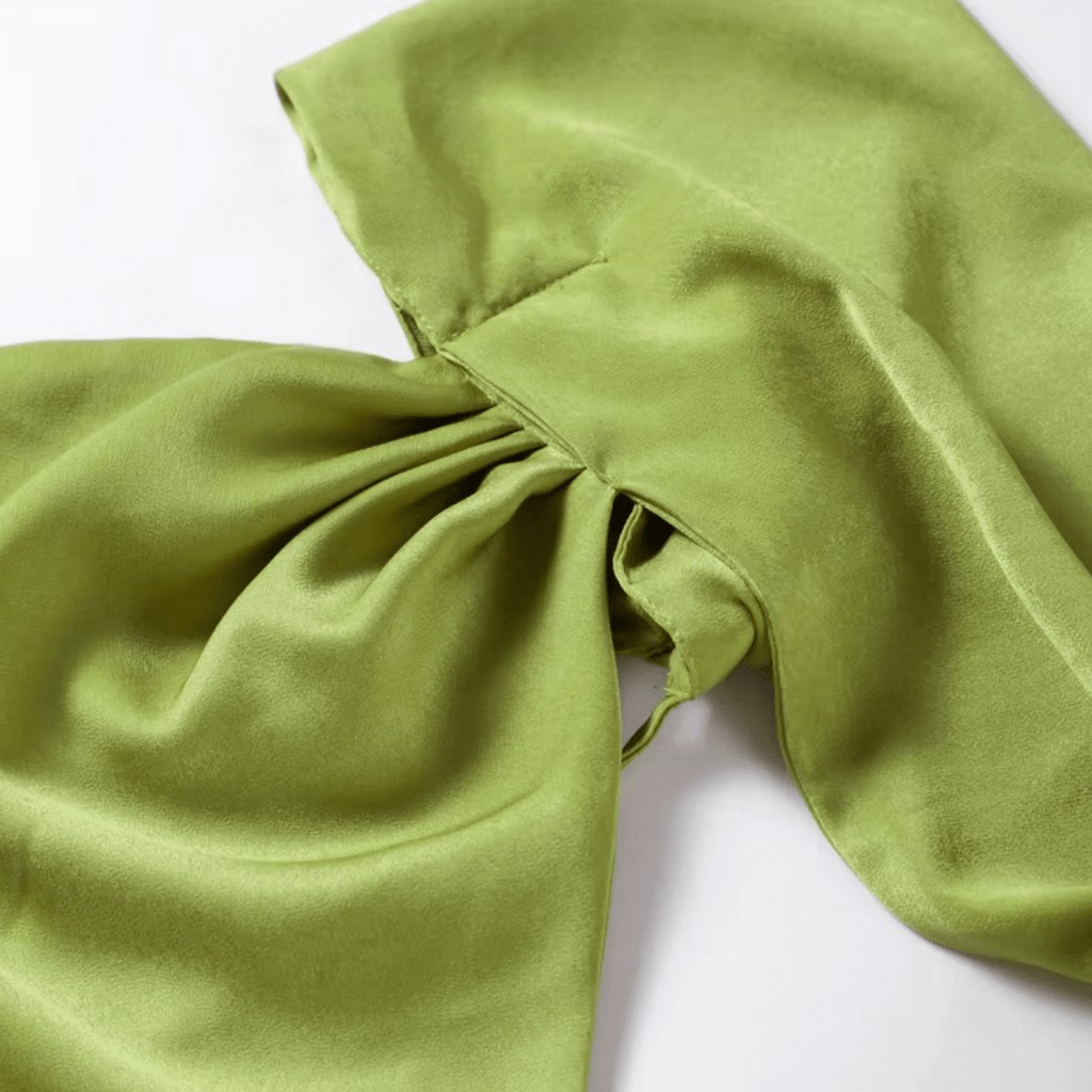 "Verde Élégance" – Satin-Maxikleid mit Cape-Detail - Maxikleid - The Femme Club