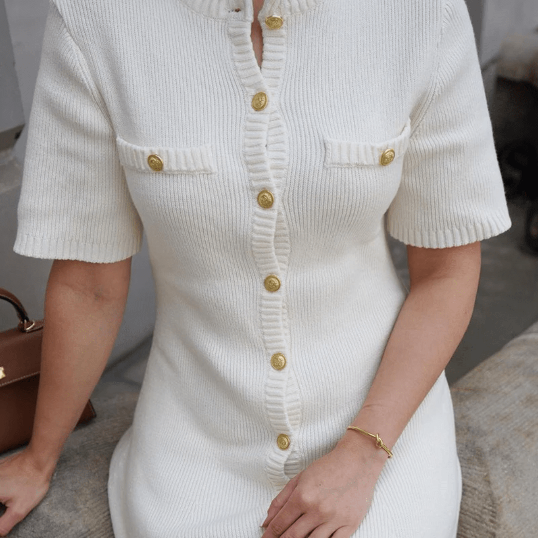 "White Luxe" Strick - Minikleid mit Goldknöpfen - Strickkleid - The Femme Club